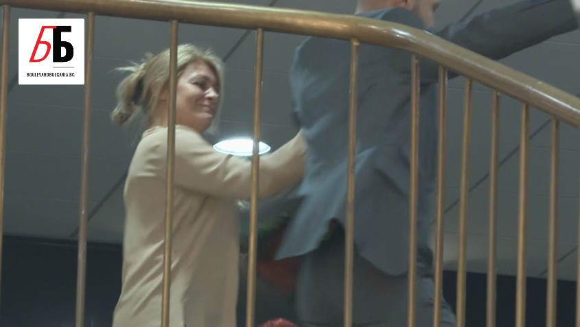 Десислава Радева се появи на хоро в президентския щаб (Видео)