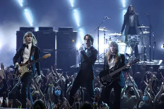 Рокаджии в смокинги: Måneskin "откраднаха шоуто" на Американските музикални награди