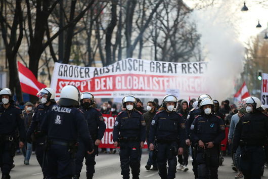 Локдауните в Европа се завръщат: Австрия се затваря за 10 дни на фона на масови протести