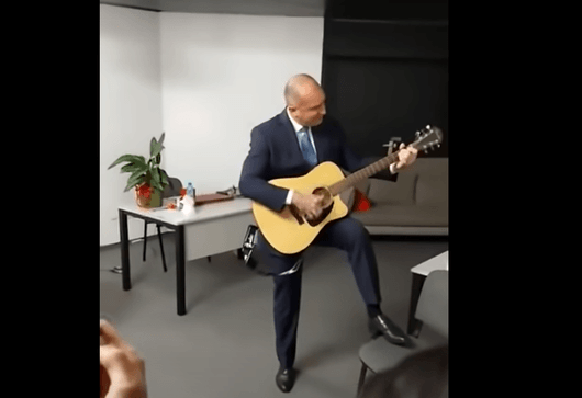 Румен Радев свири на китара и пее "Диана Експрес" след победата на изборите