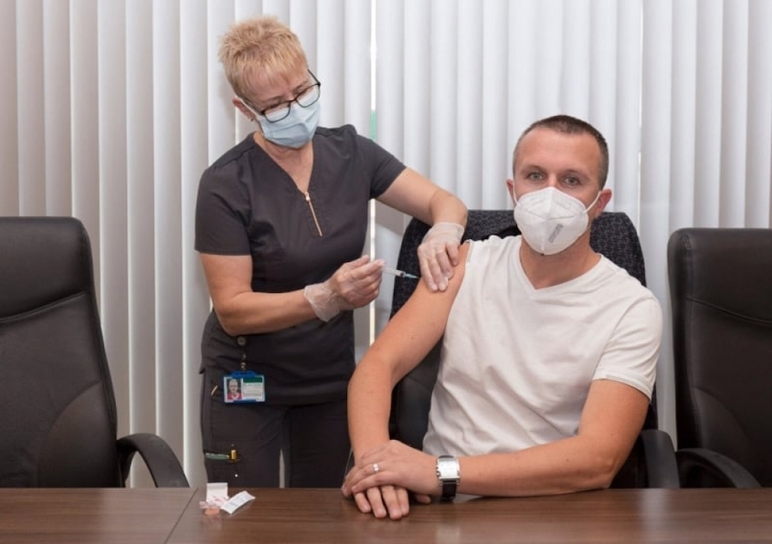 Община Белица вдига заплатите на всеки ваксиниран служител с 20% 