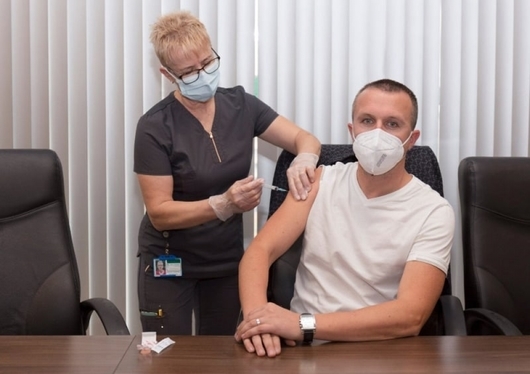 Община Белица вдига заплатите на всеки ваксиниран служител с 20% 