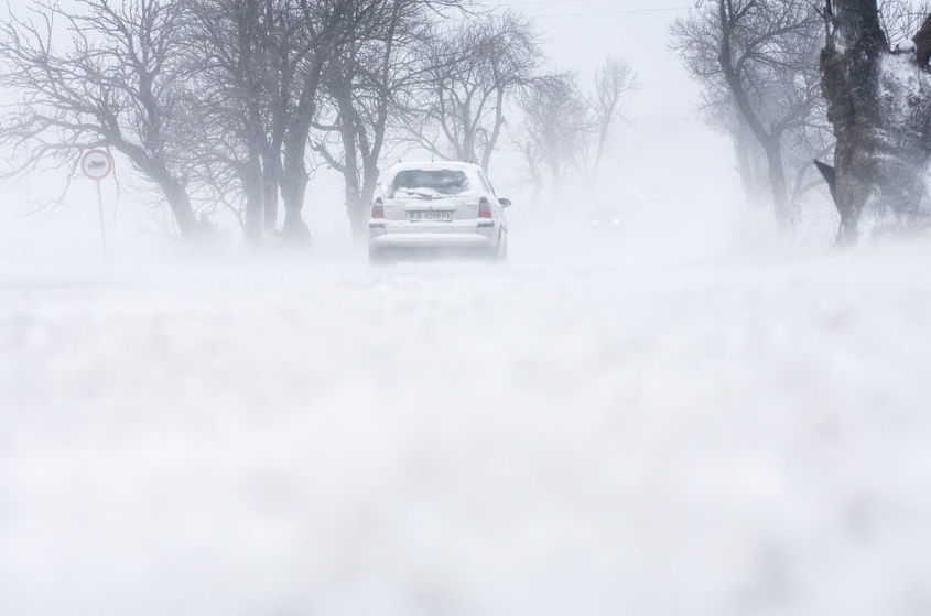 Снегът доведе до блокада на АМ "Хемус" и затруднена пътна обстановка в София