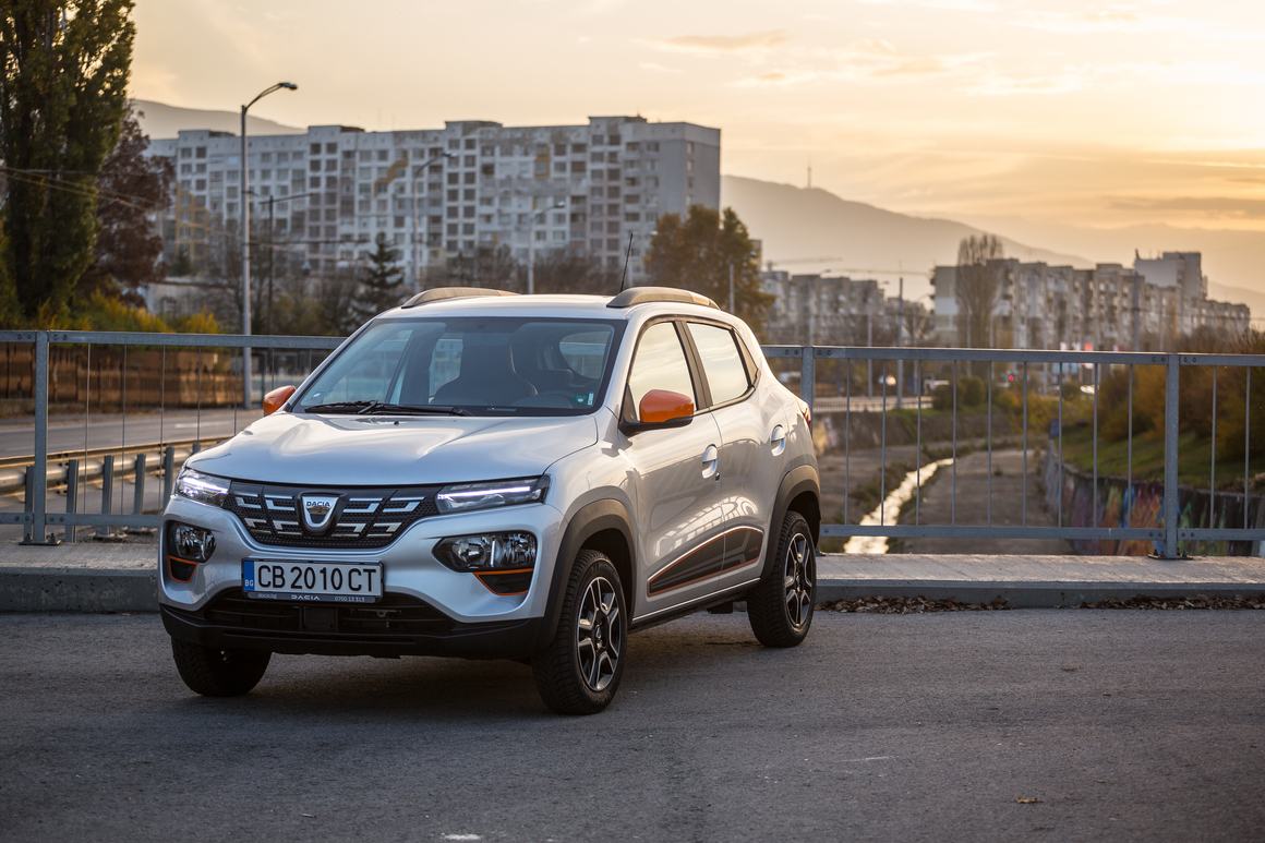 <p>Гаранцията на Dacia Spring Electric е 5 години и 100 000 км, а на батерията - 8 години и 120 000 км.</p>