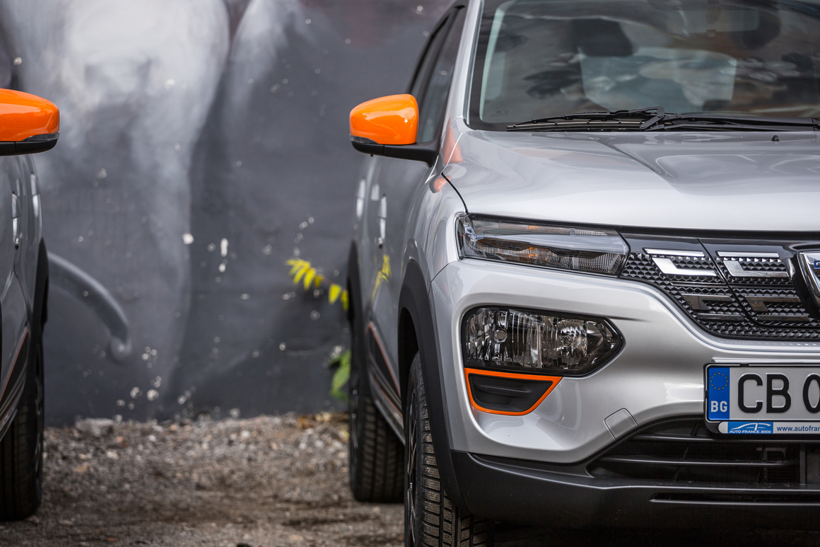 <p>Можете да поръчате Spring Electric с допълнителен цветен пакет - страничните огледала, декоративната част на покривните греди и пръстенът под предната решетка са оранжеви.</p>