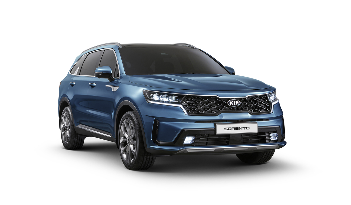 Новият SUV модел на КИА ще се предлага с хибридно задвижване – за първи път при Соренто – като потребителите ще могат да избират между версии хибрид и плъгин хибрид.
<br><br>
Структурата на платформата позволява интеграцията на новия патентован Smartstream турбо хибриден двигател. Новият 1.6л T-GDi двигател включва 44.2 kW електрически мотор и 1.49 kWh литиево-йонна полимерна батерия. Комбинираната максимална мощност от 230 к.с. и въртящ момент от 350 Nm
<br><br>
Европейските потребители ще могат да купуват и новия 4-цилиндров 2.2л Smartstream дизелов мотор с мощност от 202 к.с. и максимален въртящ момент от 440 Nm, с 8-степенна трансмисия с два съединителя (8DCT).