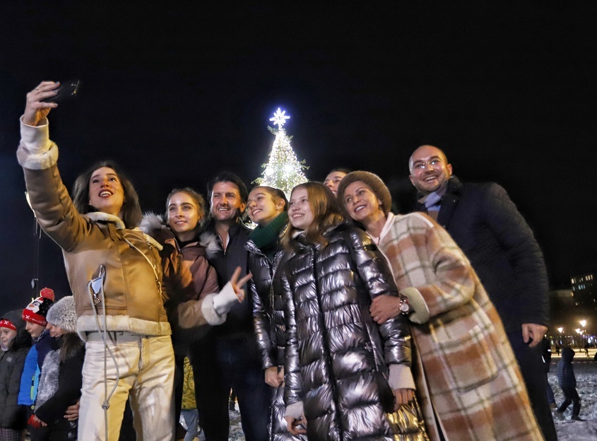 Златните момичета от Олимпиадата запалиха Коледната елха на София  