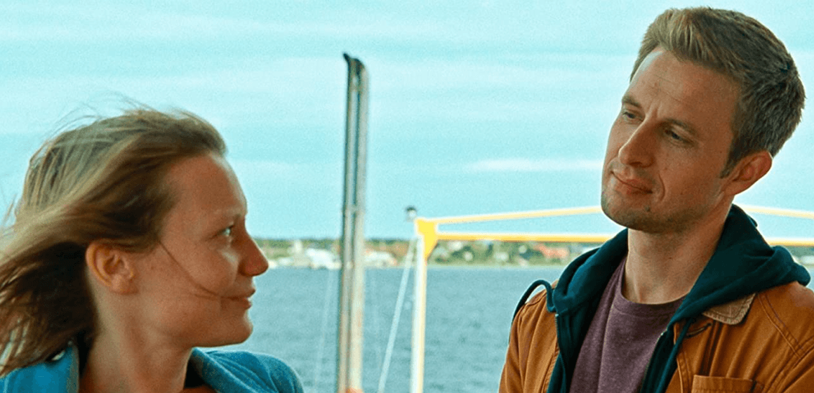 <p><strong>Bergman Island ("Островът на Бергман")</strong></p>

<p>Двойка режисьори пътуват до Фаро – шведски остров, на който е живял и творил легендарният Ингмар Бергман. Там те откриват, че филмовото изкуство е животът им, но животът е повече от филми.</p>

<p>Крис и Тони започват да пишат сценарии за бъдещите си продукции, когато границите между фикцията и реалността започват да се размиват.</p>

<p>Филмът е дело на френската режисьорка Миа Хансен-Льов.</p>
