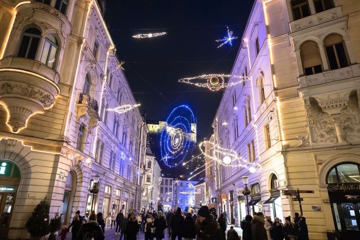 <p>Словенската столица <strong>Любляна </strong>също грее в празнични светлини - една от централните улици в града е украсена със светлини, които формират звезди, планети и галактики. </p>
