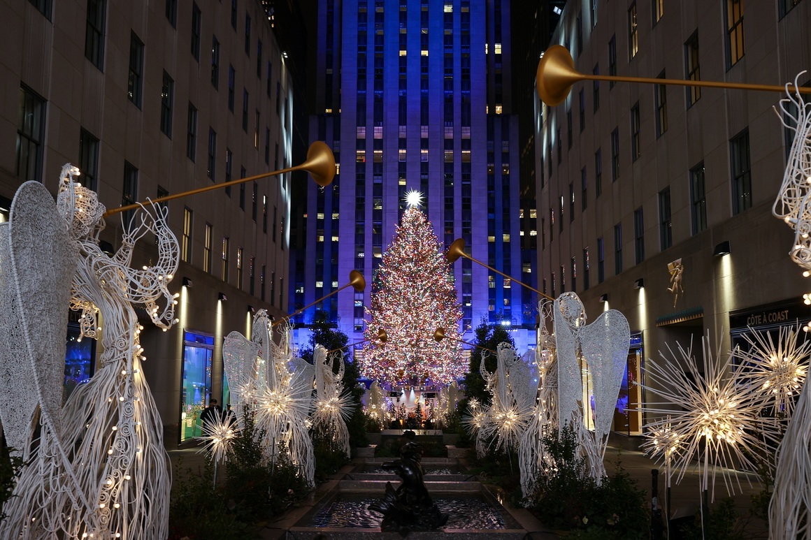 <p>Запалването на светлините от елхата пред "Рокфелер сентър" е една от традициите на <strong>Ню Йорк</strong> - през 2021 г. площадът пред небостъргача беше украсен с ангели с фанфари и златисти светлини.</p>
