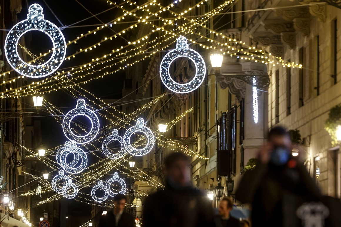 <p>Официалното откриване на коледните декорации в <strong>Рим </strong>ще се случи на 8 декември, но по улиците в центъра на Вечния град вече се чувства празничното настроение. </p>
