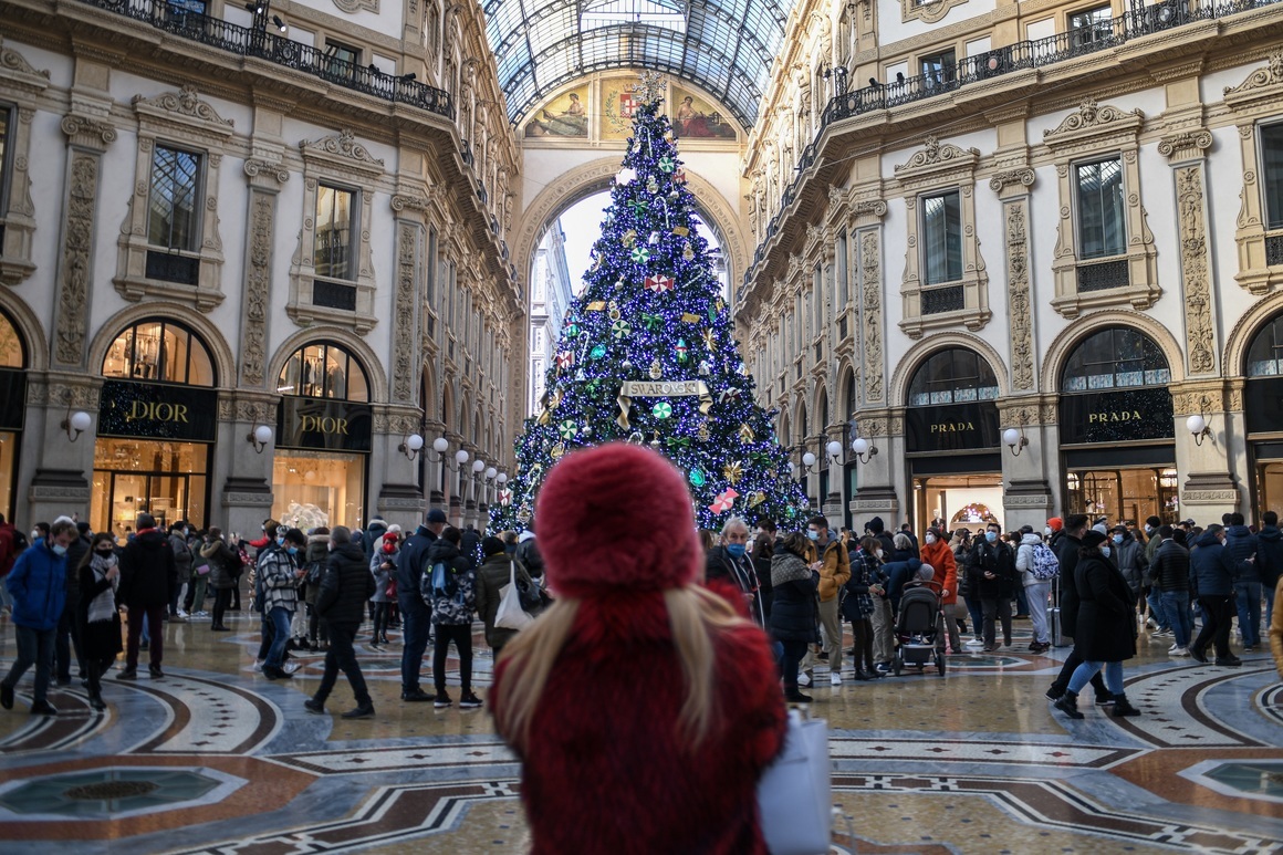 <p>Елхата в търговския пасаж "Виктор Емануил" в <strong>Милано </strong>е украсена с помощта на Swarovski. Церемонията по включването на светлините на официалното коледното дърво на площад Дуомо стана на 6 декември. </p>
