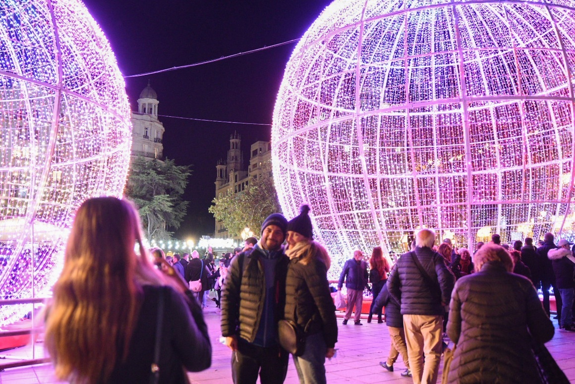 <p><strong>Валенсия</strong> посреща Коледа с гигантски осветени глобуси с височина 11 и 14 метра на централния площад. Коледната украса е придружена от музикална програма и аудиовизуално шоу, което се излъчва на всеки час. Близките улици също са украсени със светлини. </p>
