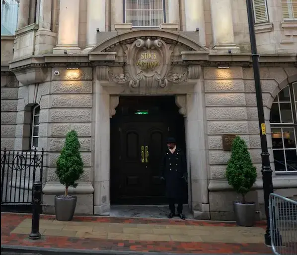 Гари Невил и Райън Гигс ще настаняват в хотелите си безплатно лекари и сестри