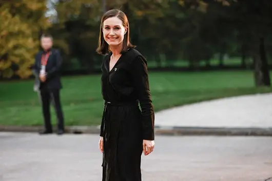 Финландската премиерка посети нощен клуб след контакт със заразен, обвиниха я в "безотговорност"