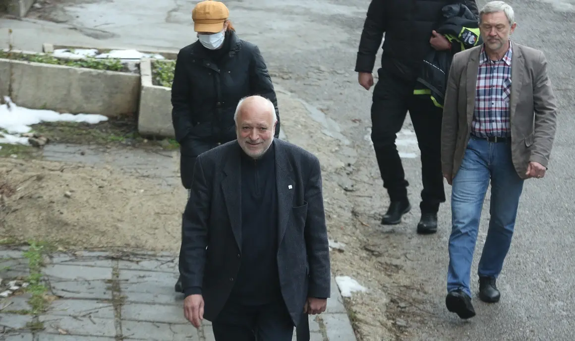 Минеков остави на ГЕРБ молба да напуснат централата си в НДК