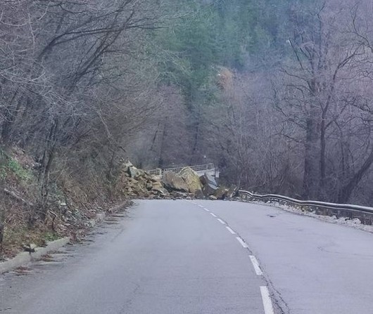 Пътят София - Самоков е блокиран заради срутване на скали 