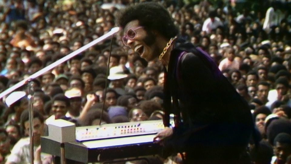 <p><strong>3. Summer of Soul</strong></p>

<p>Режисьорският дебют на музиканта Ахмир Томпсън, известен с псевдонима Questlove, е документален филм за Музикалния фестивал в Харлем, Ню Йорк, през 1969 г.</p>

<p>Тогава събитието привлича огромен брой зрители, които честват културното творчество на чернокожите. Във фестивала участват Стиви Уондър, Махалия Джаксън, Нина Симоне, Sly, B.B. King и други световни звезди, но той, изглежда, остава забравен от обществото през годините.<br>
 </p>
