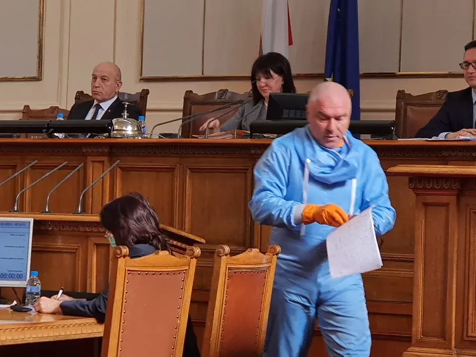 "Воля" в гащеризони: Коронавирус-дефиле в Народното събрание  