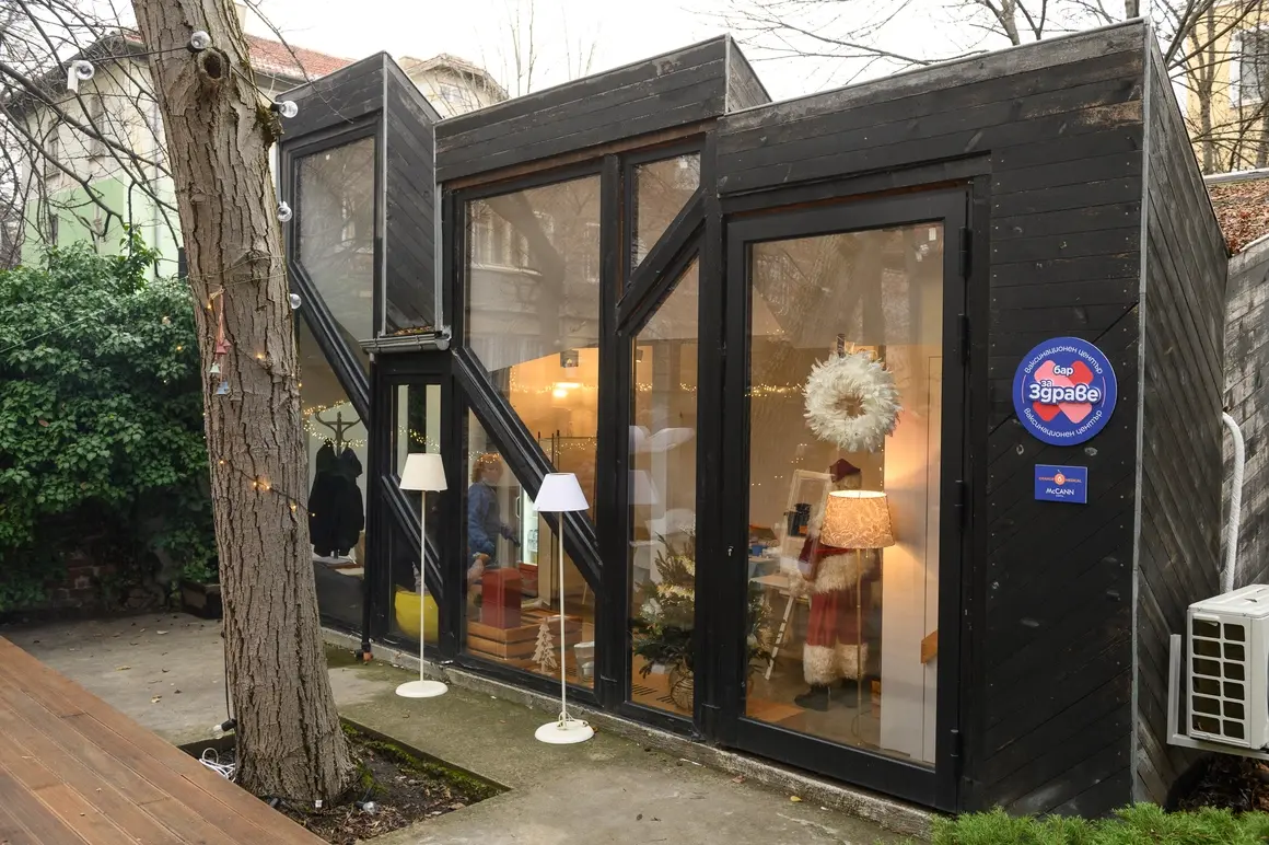 “Бар ЗаЗдраве” - звучи като бар, но е място за ваксинация в сърцето на София