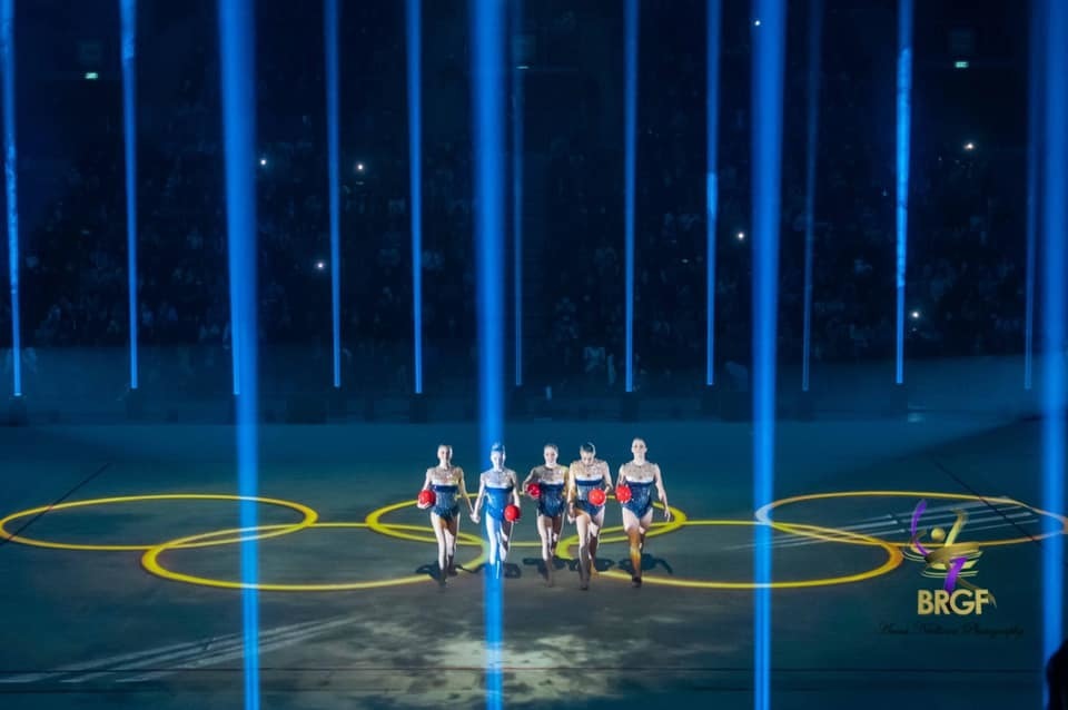 <p>Гимнастичките от националния ансамбъл, които спечелиха златни медали на Олимпиадата в Токио през 2021, сложиха край на кариерите си с красив бенефис пред българската публика.</p>

<p>Спектакълът <strong>„Сън“ </strong>събра над 8000 зрители в столичната „Арена Армеец“ на 16 декември.</p>
