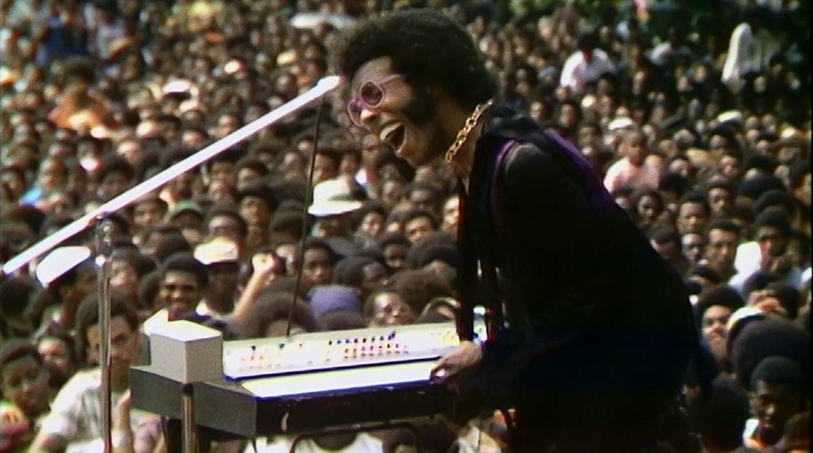 <p><strong>Summer of Soul (...Or, When the Revolution Could Not Be Televised)</strong></p>

<p>Усеща се, когато музикант прави филм за музика. Дебютът на барабаниста Амир 'Questlove' Томсън от групата The Roots като режисьор ни връща към 1969 година и Harlem Cultural Festival.</p>

<p>Questlove позволява на концертните кадри да диктуват пулса на филма, а не да бъдат просто пълнеж към историята, получаващ секунди екранно време. А когато на сцената има изпълнители като 19-годишния Стиви Уондър, Нина Симон и Мейвис Стейпълс, това изглежда като най-добрата рецепта. </p>

<p>Двучасов празник на "черната музика" във всички нейни форми.</p>
