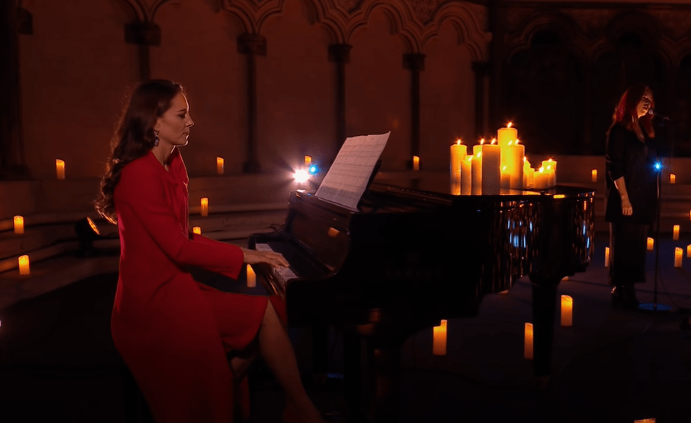 Кейт Мидълтън изненада с изпълнение на пиано в нова коледна песен