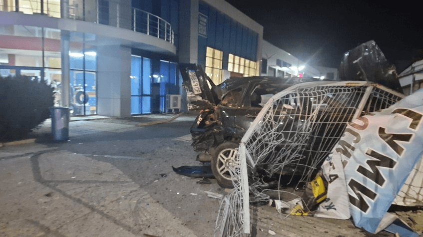 Полицията в Пловдив задържа 23-годишен шофьор, врязал се в магазин за автомобили