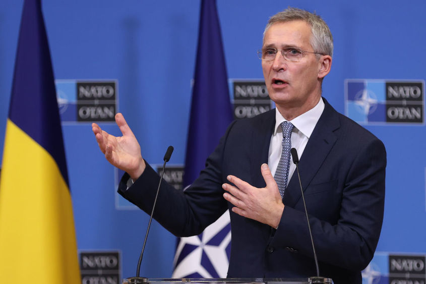 Йенс Столтенберг остава начело на НАТО за още една година