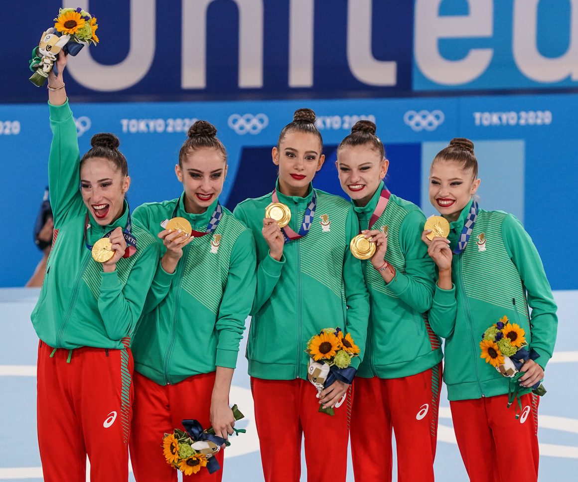 <p>2021 беше една от най-успешните за българския спорт в последните няколко години. Фактът, че страната ни записа най-доброто си постижение на Летни олимпийски игри от цели две десетилетия, говори достатъчно красноречиво. </p>

<p>Имахме обаче и много други впечатляващи постижения извън Токио, и то в най-различни спортове:</p>

<p><strong>Златният медал на ансамбъла по художествена гимнастика от Олимпиадата</strong></p>

<p>"Златните момичета" Симона Дянкова, Стефани Кирякова, Мадлен Радуканова, Лаура Траатс и Ерика Зафирова записаха имената си в историята. Грациите ни донесоха първо златно отличие на България в художествената гимнастика на Олимпийски игри.</p>

<p>Ансамбълът изигра прекрасно двете си съчетания и сложи край на хегемонията на Русия. Преди момичетата на треньорите Весела Димитрова и Михаела Маевска да постигнат този успех, българският ансамбъл бе стигал до сребро в Атланта през 1996 г. и два пъти бронз - в Атина 2004 и Рио де Жанейро 2016 г.</p>

<p>Грациите трябваше да завършат кариерите си на световното в Япония, но контузия на Лаура Траатс сложи преждевременен край на професионалния им път.</p>

<p>Междувременно Боряна Калейн завърши пета на големия финал на индивидуалното състезание на Олимпиадата в Токио.<br>
 </p>
