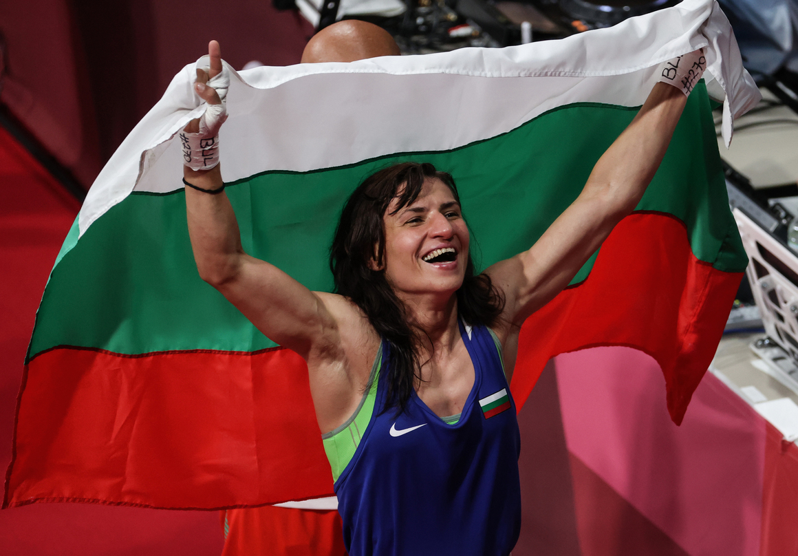 <p><strong>Златото на Стойка Кръстева в Токио</strong></p>
<p>Стойка Кръстева спечели другия от общо трите златни медала за България на Летните игри. </p>
<p>36-годишната боксьорка триумфира в категория до 51 кг. след 4 поредни категорични победи.</p>
<p>На финала тя надделя с 5:0 над туркинята Бюс Наз Чакъроглу и стана първата жена от България с олимпийска титла в този спорт. Кръстева е и петият български шампион в бокса в историята на Летните игри.</p>
<p>След състезанието в Токио тя обяви края на кариерата си.<br>
</p>