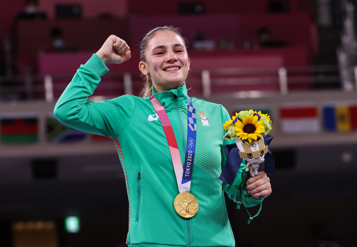 <p><strong>Триумфът на Ивет Горанова</strong></p>

<p>21-годишната каратистка със сигурност е една от личностите на годината в България. Горанова ознаменува дебюта си на Олимпийски игри с титла в дисциплината "кумите" до 55 кг. след успех над украинката Анжелика Терлюга с 5:1.</p>

<p>Само в рамките на един ден тя надделя над всичките си съпернички и стана една от първите олимпийски шампионки в каратето, което дебютира като спорт на Летни игри в Токио. За жалост, то няма да е част от програмата в Париж 2024.</p>

<p>През ноември Ивет Горанова завоюва бронз на световното първенство в Дубай.<br>
 </p>
