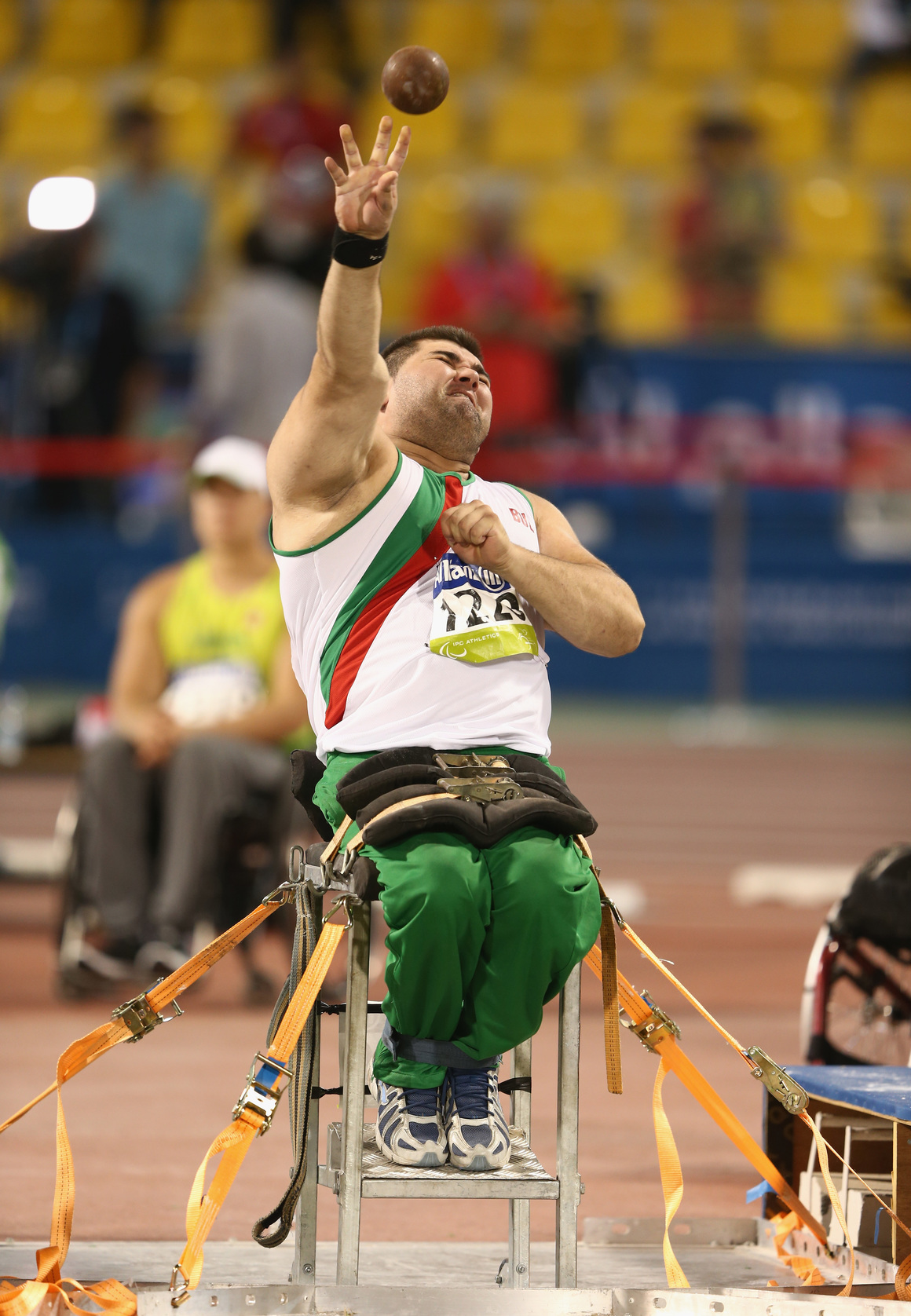 <p><strong>Пореден важен медал за Ружди Ружди</strong></p>

<p>Ружди Ружди прибави още един медал към колекцията си от Параолимпийски отличия - този път сребърен. След като в Рио де Жанейро през 2016 българинът спечели златото, сега остана втори в тласкането на гюле.</p>

<p>Той успя да запише постижение от 12.23 метра. Шампион стана бразилецът Уолъс Сантос, който постигна 12.63 м в последния си опит и подобри световния рекорд на Ружди от 2017 г., който беше 12.47 метра.</p>

<p>30-годишният българин е двукратен световен шампион в тласкането на гюле.</p>
