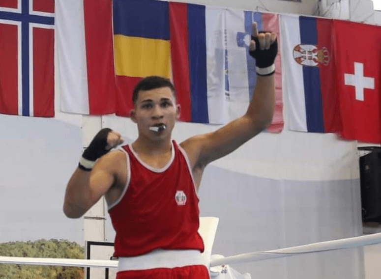 <p>В бокса с европейски титли при младежите ни зарадваха<strong> Уилям Чолов</strong> и <strong>Радослав Росенов</strong> (на снимката), които триумфираха на първенството в Будва, Черна гора.</p>
