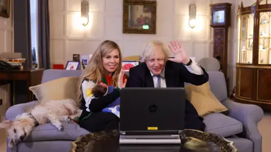 Борис Джонсън показа за пръв път дъщеря си по време на коледни разговори с медици