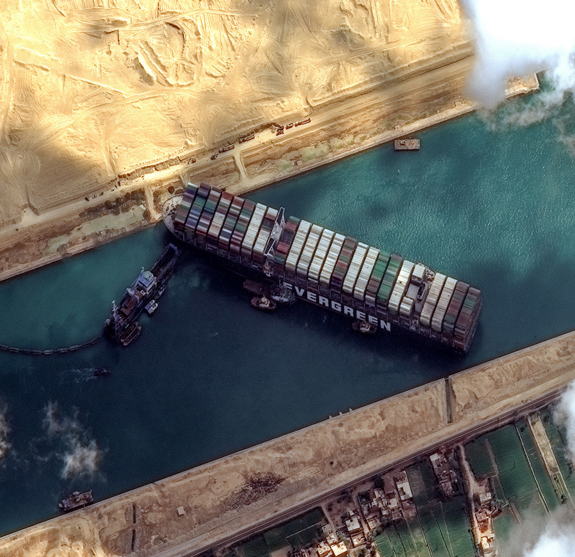 <p>Март 2021 г. ще остане в историята с куриозното засядане на тежкотоварния <strong>кораб Ever Given в Суецкия канал</strong>. Един от най-важните световни търговски маршрути беше блокиран в продължение на седмица, а докато египетските власти се мъчеха да отпушат канала, близо 400 кораба стояха на изчакване. </p>
