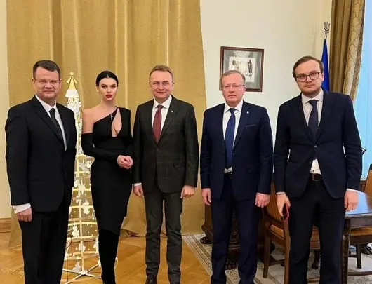 Дълбоко деколте и кръст: Дрескодът, довел до политическо уволнение в Украйна