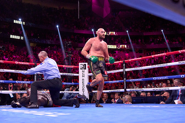 <p>Боксовият мач на годината несъмнено бе третият сблъсък между Тайсън Фюри и Дионтей Уайлдър.</p>

<p>33-годишният британец защити титлата на Световния боксов съвет (WBC), след като нокаутира американеца в 11-ия рунд в „T-Mobile Arena“ в Лас Вегас.</p>

<p>Първият мач помежду им от 2018 завърши с равенство, а след това Фюри спечели втория. Сега той отново беше по-добрият на ринга.</p>

<p>Така британецът, известен с прозвището „Циганския крал“, продължава да няма загуба в кариерата си. Той е спечелил 31 от 32 мача, като 22 от тях са с нокаут.</p>

