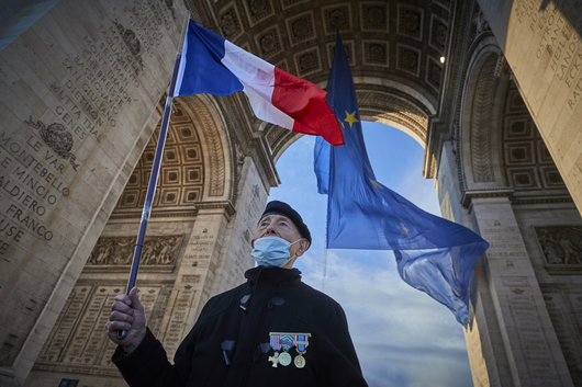 Знамето на ЕС под Триумфалната арка разпали скандал във Франция 