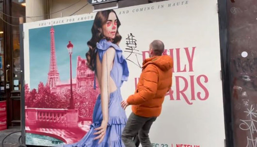 Лили Колинс си направи шега с вандализиран билборд на героинята ѝ Емили 