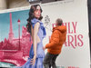  Лили Колинс си направи шега с вандализиран билборд на героинята ѝ Емили