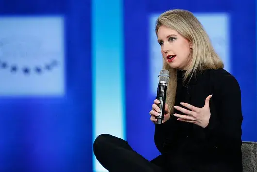 "Просто Лиз": Елизабет Холмс се опитва да изпере репутацията си на измамница, но никой не ѝ вярва