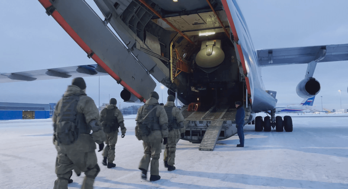 <p>В четвъртък руското Министерство на отбраната публикува кадри как изпраща <strong>подразделения на Въздушно-десантните войски</strong> на мисия в Казахстан - като част от "миротворчески" контингент. </p>
