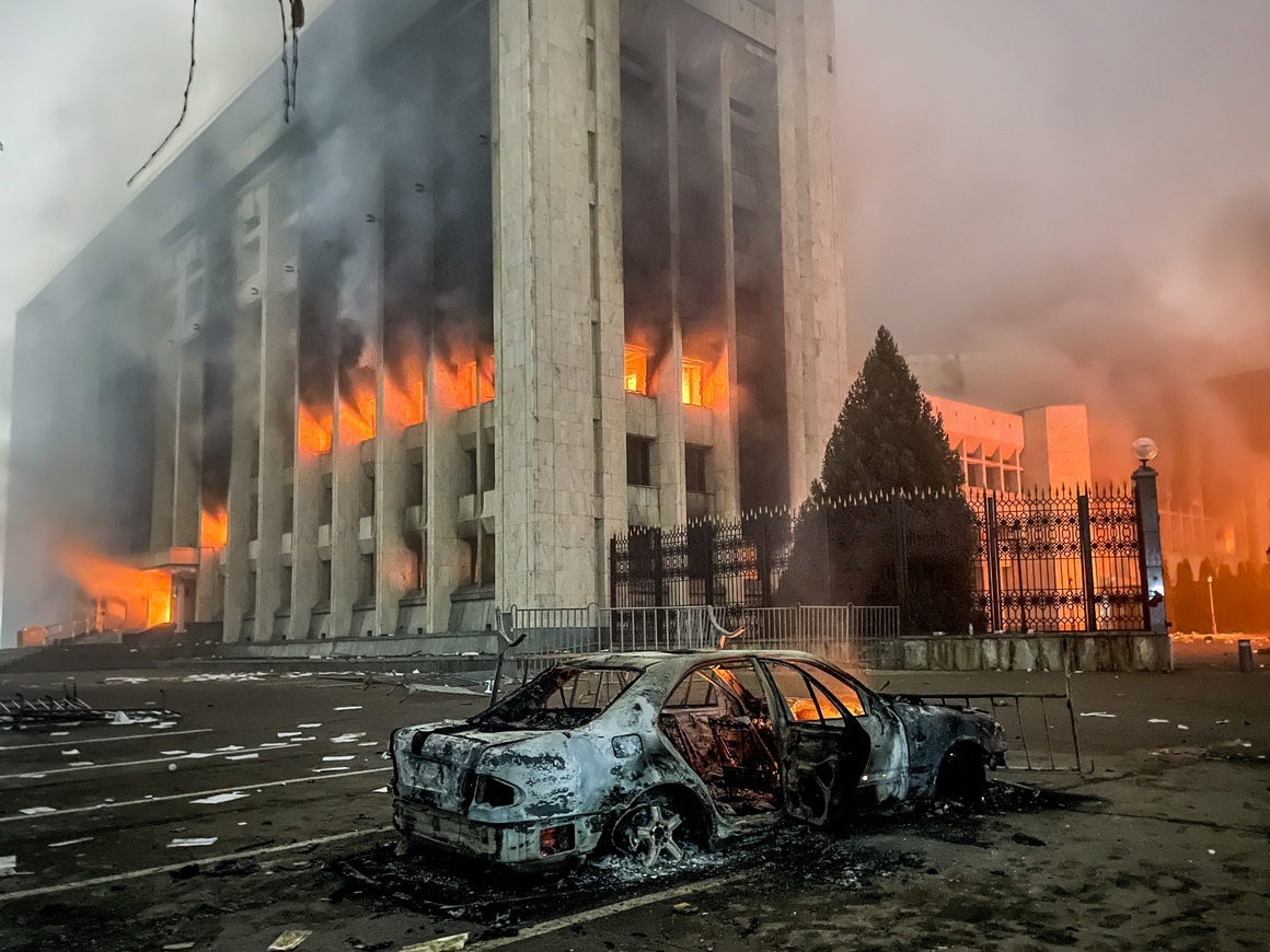 <p>Десетки убити, опожарени сгради и магазини, сблъсъци между спецчастите и протестиращите - така изглеждат големите градове на Казахстан след избухването на големите <strong>бунтове срещу цените на газа в страната</strong>. </p>

<p>На снимката - сградата на губернаторската управа в Алмати гори след щурма на протестиращите на 5 януари.</p>
