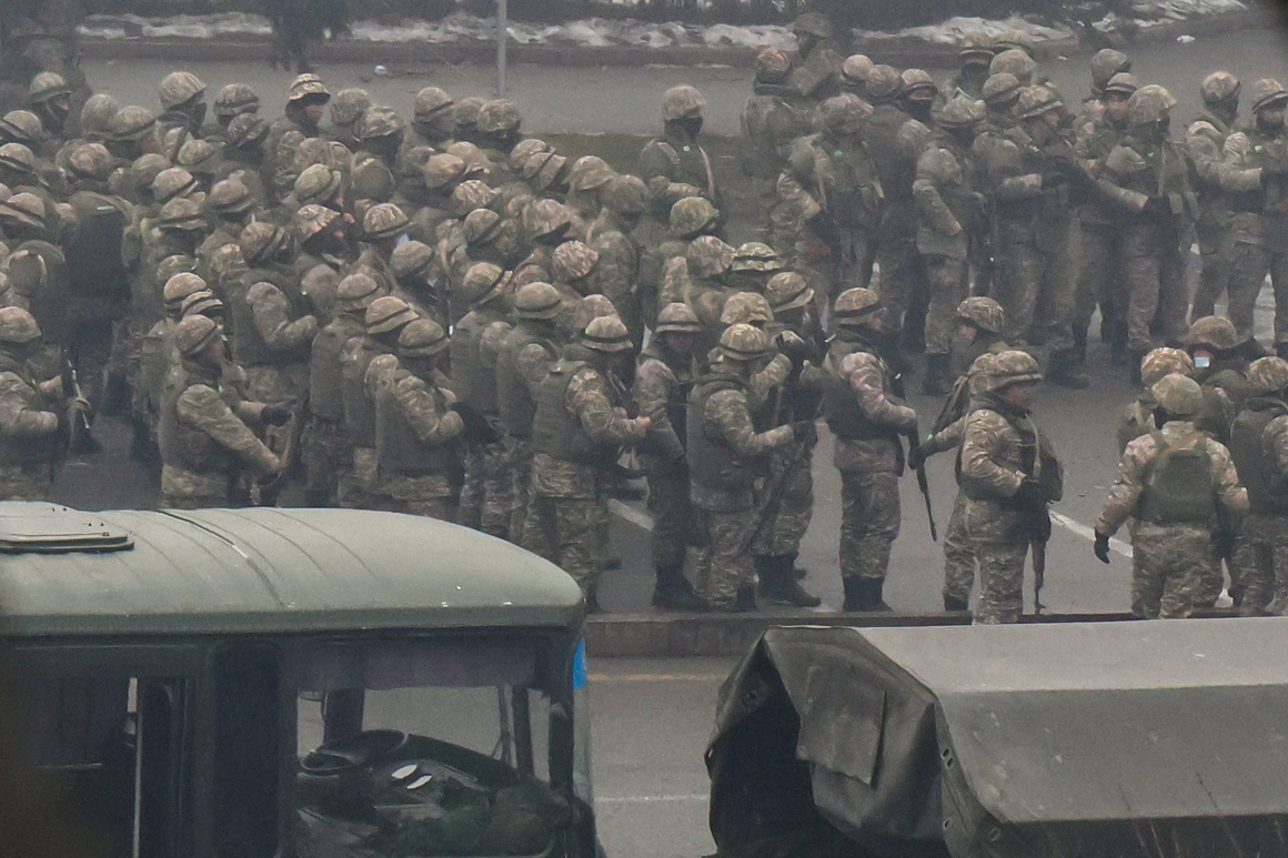 <p>През нощта на 5 срещу 6 януари полицията започна "антитерористична операция", насочена срещу организаторите на бунтовете срещу властта.  </p>

<p>Операцията за противодействие на протеста все още продължава, а от МВР призовават <strong>жителите на няколко квартала в Алмати да не излизат от домовете си</strong>. </p>

