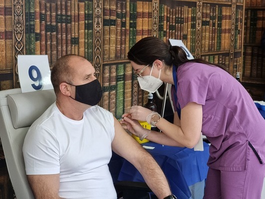 Румен Радев си сложи бустерна доза ваксина във ВМА