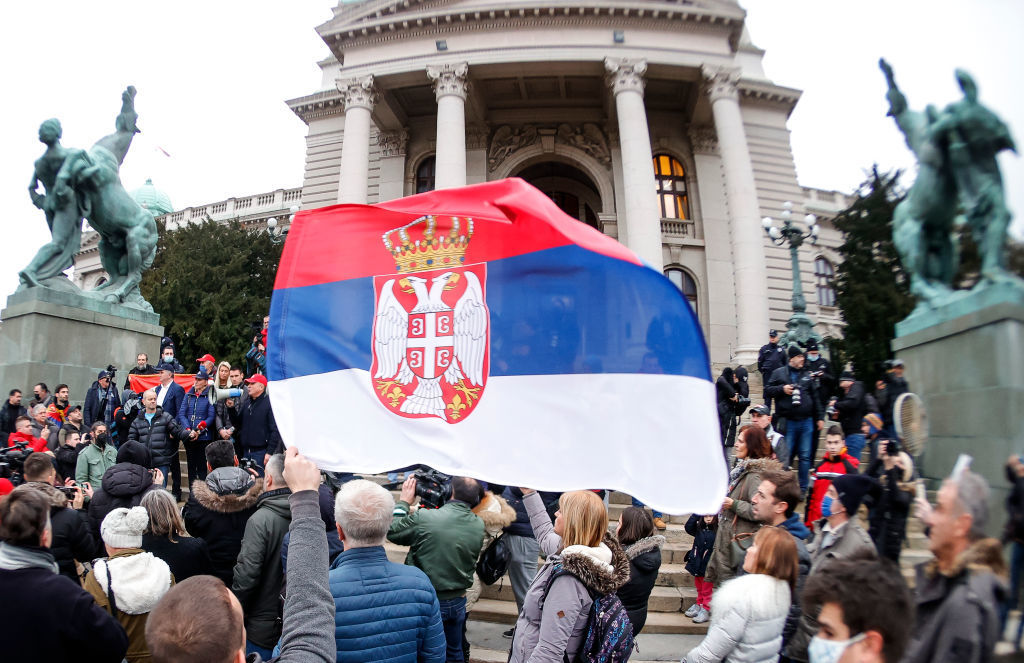 <p>Шествие се проведе и пред сградата на парламента в Сърбия. Стотици съграждани на Новак Джокович излязоха на протест в негова подкрепа.</p>

<p>Президентът Александър Вучич заяви, че тенисистът е „жертва на тормоз“ и че „цяла Сърбия го подкрепя“.</p>
