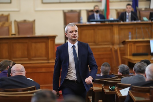 Престоят на Костадин Костадинов в Народното събрание се оказва благодатен