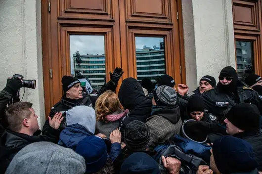 "Възраждане" опита да щурмува сградата на Народното събрание (обновена)
