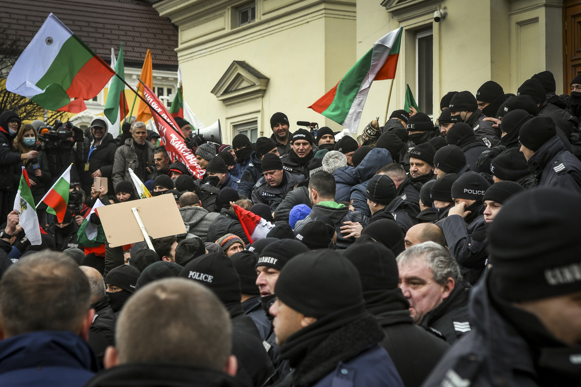 Обвиниха мъж, стрелял с газов пистолет на протеста на "Възраждане"